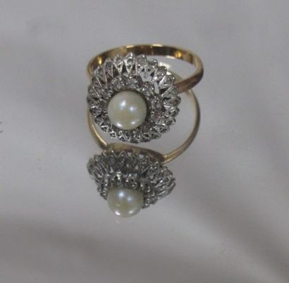 null Bague en or jaune et gris 18k, ornée d'une perle de culture. Poids brut : 3,82...