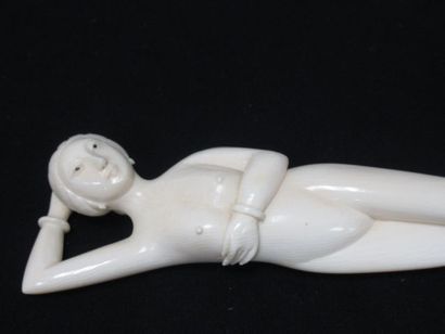 null JAPON Femme "médecin" en ivoire. Long.: 15 cm