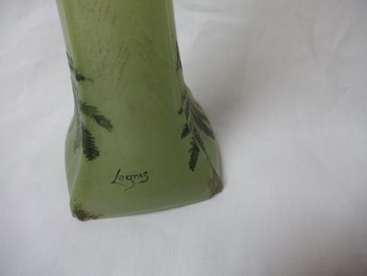 null LEGRAS Vase soliflore en verre peint, à décor de végétaux en reliefs. Vers 1900....