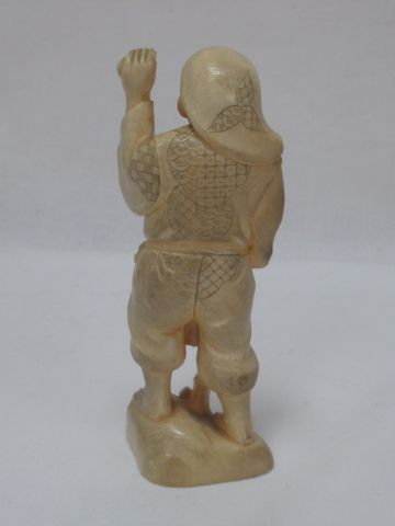 null JAPANese Okimono in ivory, representing a merchant with his basket. About 1900-1920....