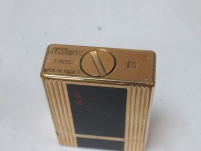 null DUPONT Lighter in gilt and lacquered metal. Height: 4,5 cm