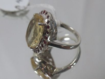 null Silver ring, set with a citrine (8.10 carats). Gross weight: 7.85 g. TDD : ...