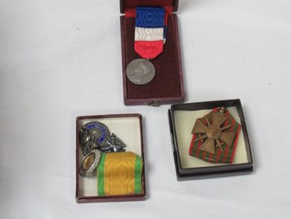 null Lot de médailles (décorations civiles et militaires).