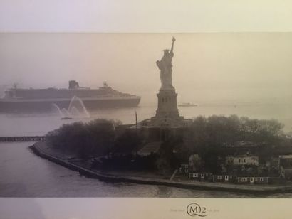 null Grande reproduction de photo du Queen Mary 2 devant Liberty Island (New York)...