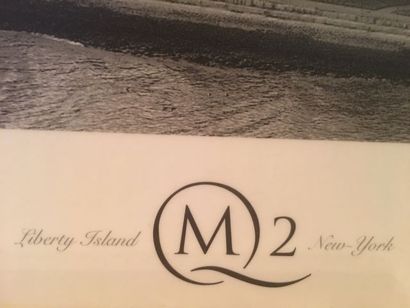 null Grande reproduction de photo du Queen Mary 2 devant Liberty Island (New York)...