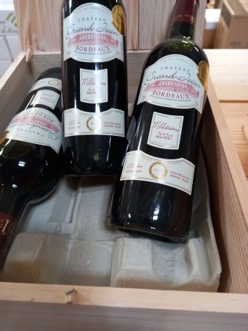 null 6 bouteilles de Château Grand Jean 2020. Médaillé d'Or Bordeaux S.C.Dulon Propriétaire...