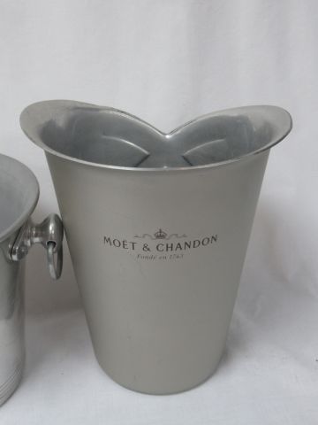 null Lot de deux seaux à champagne publicitaire en aluminium et métal : Moet et Café...