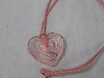 null MURANO, pendentif cœur en verre coloré, avec son cordon réglable. Signé. 4 ...