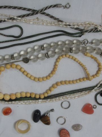 null Lot de bijoux fantaisie, comprenant 4 colliers (dont un en perles), une paire...