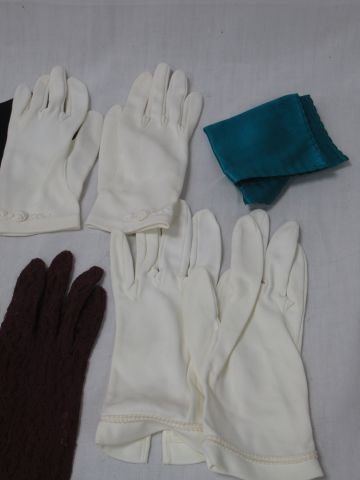 null Lot comprenant 3 paires de gants en tissu, 1 col Claudine, 2 pochettes en soie...