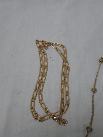 null Lot de bijoux fantaisie en métal doré et plaqué or, comprenant 2 colliers et...