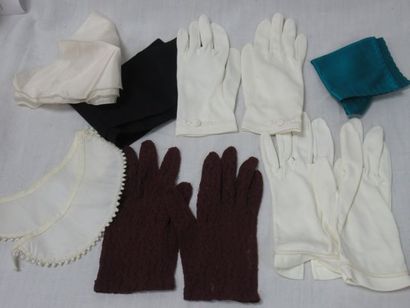 null Lot comprenant 3 paires de gants en tissu, 1 col Claudine, 2 pochettes en soie...
