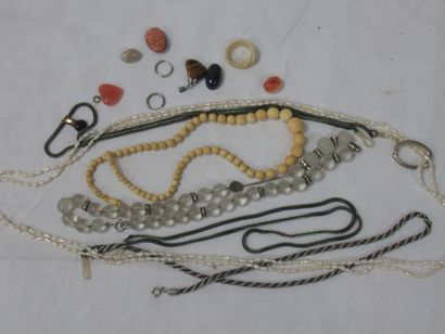 null Lot de bijoux fantaisie, comprenant 4 colliers (dont un en perles), une paire...