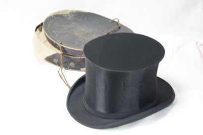 null MANUFACTURE DE PARIS, Chapeau clac en tissu satiné noir, 16 cm déployé, TDT:...