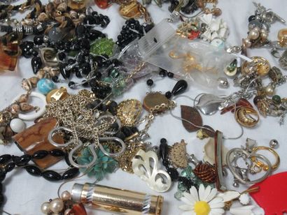 null Fort lot de bijoux fantaisie (bagues, colliers, barrettes …) dont débris à ...