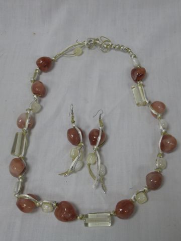 null Demie-parure en perles de résine et tissus, comprenant un collier et une paire...