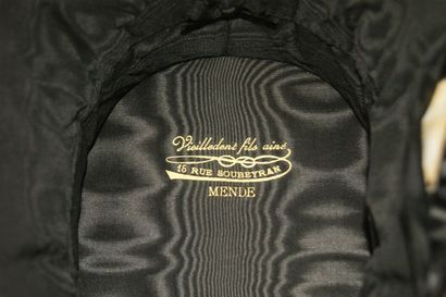 null MANUFACTURE DE PARIS, Chapeau clac en tissu satiné noir, 16 cm déployé, TDT:...
