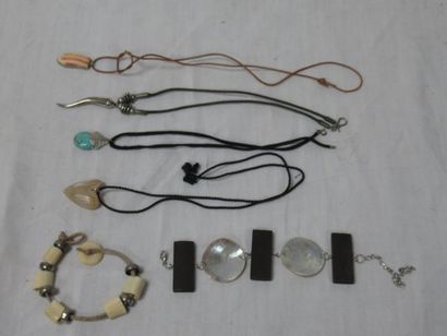 null Lot de bijoux fantaisie en bois, nacre, os, comprenant 4 colliers et 2 bracelets...