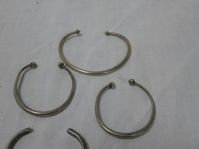 null Lot en métal argenté, comprenant 4 bracelets rigides, 3 broches mexicaines et...