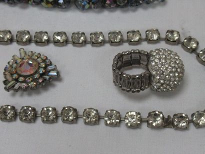 null Lot en verroterie, comprenant un collier, un bracelet, une broche (acc) et une...