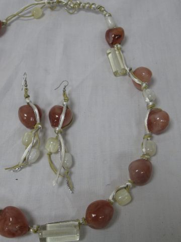 null Demie-parure en perles de résine et tissus, comprenant un collier et une paire...