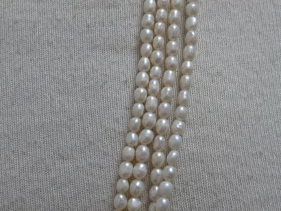 null Très long sautoir en perles de culture, destiné à être porté en multirangs....