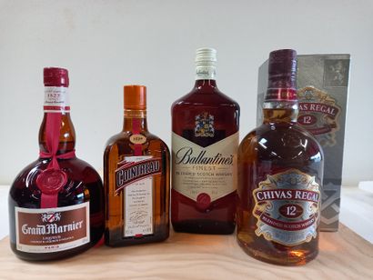 null Lot de 4 bouteilles:

1 Whisky 12 ans d'Age Coffret Chivas Régal Of Scotland

1...