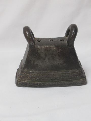 null BIRMANIA Cattle bell in bronze. 7 x 8 cm (missing the clapper).
