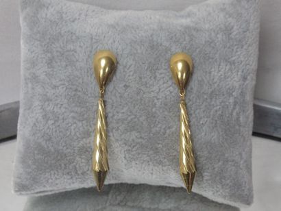 null Pair of earrings in yellow gold 18 kt with twisted decoration. Length 5 cm....