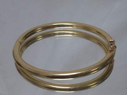  Bracelet rigide en or jaune. Poids : 14,51 g Dimensions : 5 x 6 cm