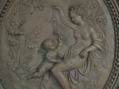 null Important bas-relief en terre cuite, figurant Vénus et l'Amour dans un paysage....