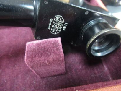null Ernst LEITZ Microscope en laiton et métal laqué. Haut.: 33 cm Avec ses accessoires....