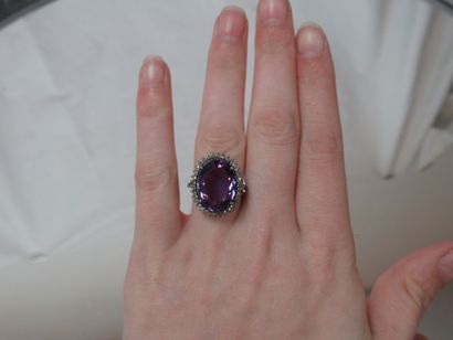 null Silver ring, centered on an amethyst (8.2 carats) in a circle of diamonds. Gross...