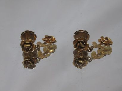  Paire de pendant d'oreilles en or jaune, à décor de roses. Poids brut : 3,73 g