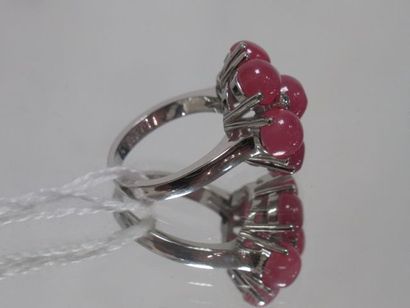 null Silver ring, set with cabochon rubies. Gross weight : 7,46 g TDD 52/53
