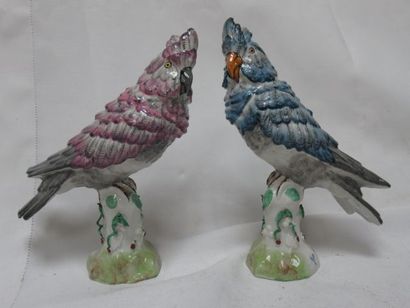 null Pair of sculptures in polychrome porcelain, representing a pair of parakeets....