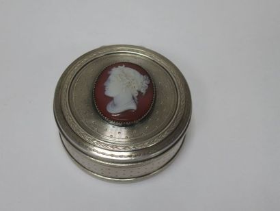 null Boîte ronde en argent guilloché, couvercle orné d'un camée figurant un buste...