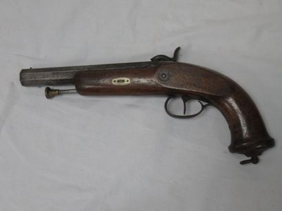 Pistolet en bois et acier. XIXe siècle. Long.:...