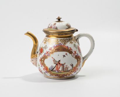 null MEISSEN 

Rare théière couverte en porcelaine de forme balustre, une tête de...