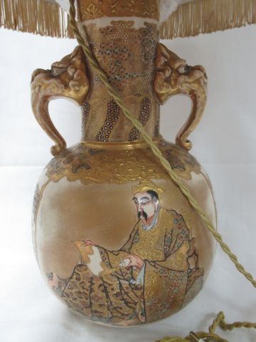 null JAPON Vase en porcelaine, à décor d'un guerrier et de rehauts d'or. Monté en...