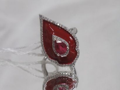 null Bague en argent émaillé, sertie d'un rubis (0,80 carats). Poids brut : 5,8 g...