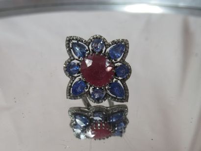 null Bague en argent, ornée d'un rubis et de tanzanites, dans un entourage de brillants....