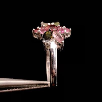 null Silver ring, decorated with pink and green tourmalines (with GFCO Certificate)....