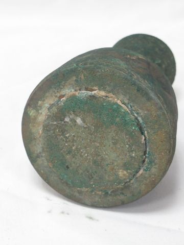 null SYRIE Flacon à saupoudrer en bronze gravé. Travail ancien. 13 cm