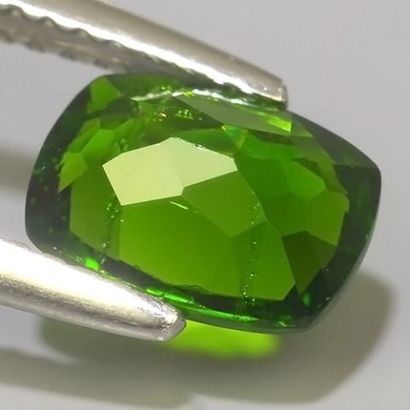 null DIOPSIDE NATURELLE - Provenance RUSSIE - 1.44 Carats - Couleur Vert Vif - Taille...