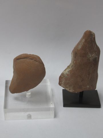 null Lot de 2 têtes en terre cuite. Alexandrie, époque romaine, Ier siècle. 5-7 cm...