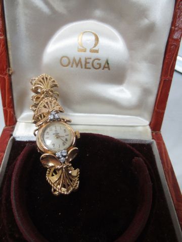 null OMEGA Montre bijoux de dame en or jaune 18k sertie de 6 pierres blanches, mouvement...