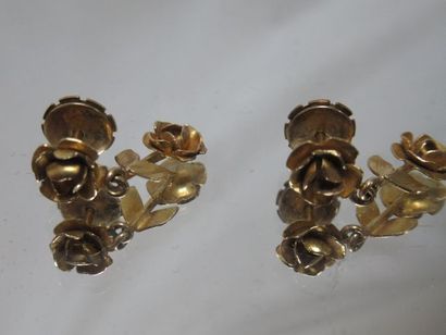 null Pair of earrings in yellow gold, decorated with roses. Gross weight : 3,73 ...