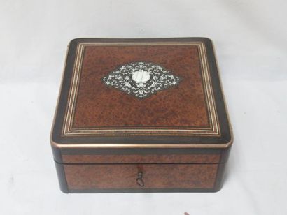 null Jewelry box in burr wood veneer, decorated with an ivory cartouche. Interior...