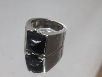  Important unisex ring in 18 kt white gold set with an onyx and diamonds (0,22 cts...